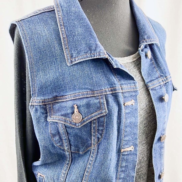 Old Navy Women's Sleeveless Jacket - Picture 5 of 10